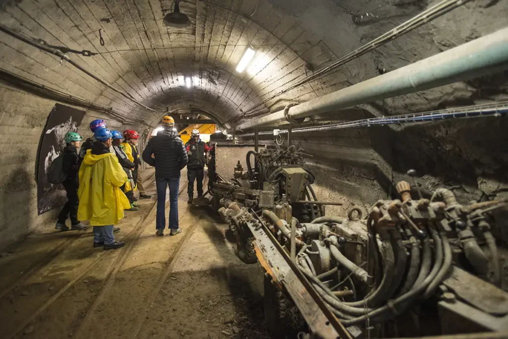 Vino in miniera e viticoltura eroica: i segreti della Valle d’Aosta 10 Interno delle miniere Costa di Pino a 2000m aperte ai turisti (ph. Vittorio Giannella © - mondointasca.it)