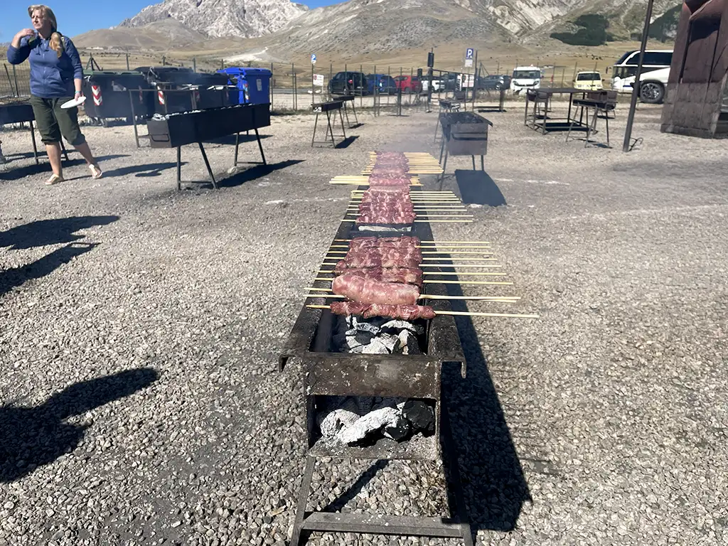 Abruzzo, Marsica, Gran Sasso, Campo Imperatore, preparazione degli arrosticini