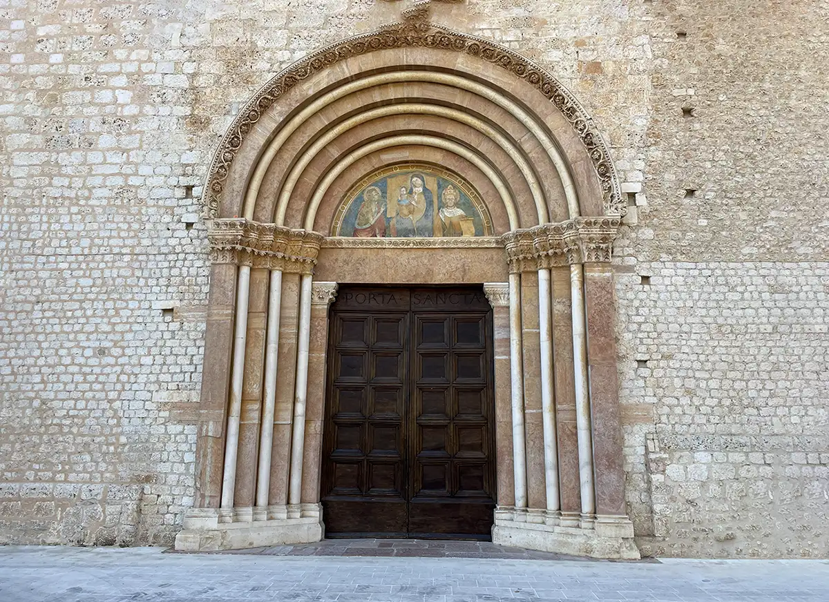 Abruzzo turismo, L'Aquila capitale della cultura 2026, Basilica di Santa Maria di Collemaggio, Porta Santa
