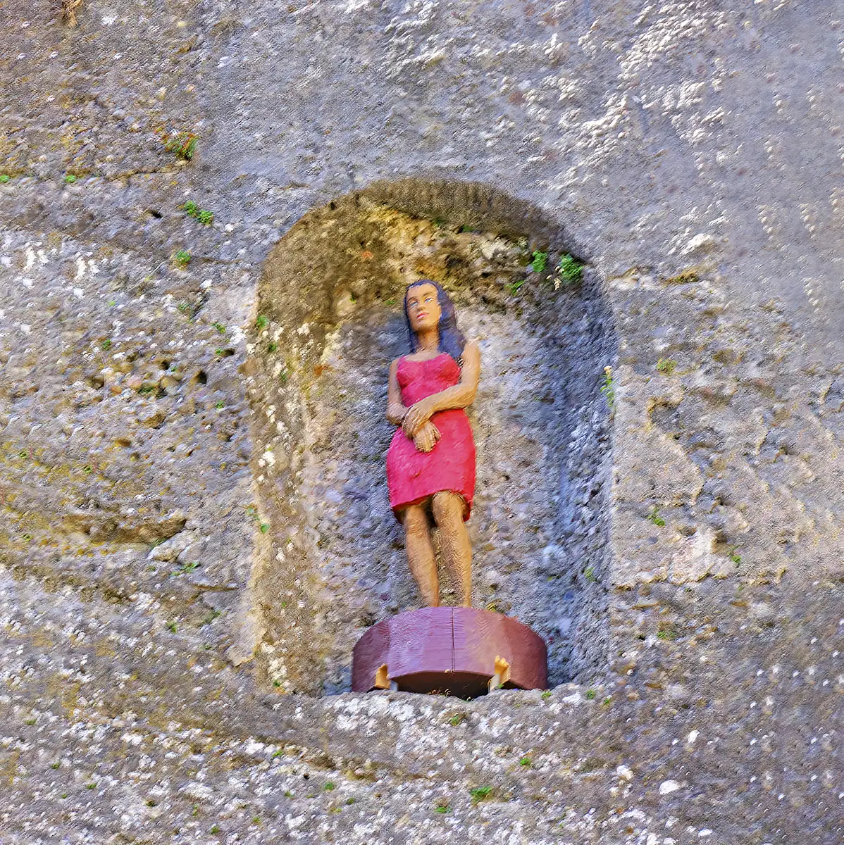 Arte contemporanea a Salisburgo - Teatro della Roccia - Frau im Fels (Donna nella roccia) di Stephan Balkenhol walk of modern art salisburgo, cosa vedere a salisburgo, sculture salisburgo, salisburgo itinerario a piedi