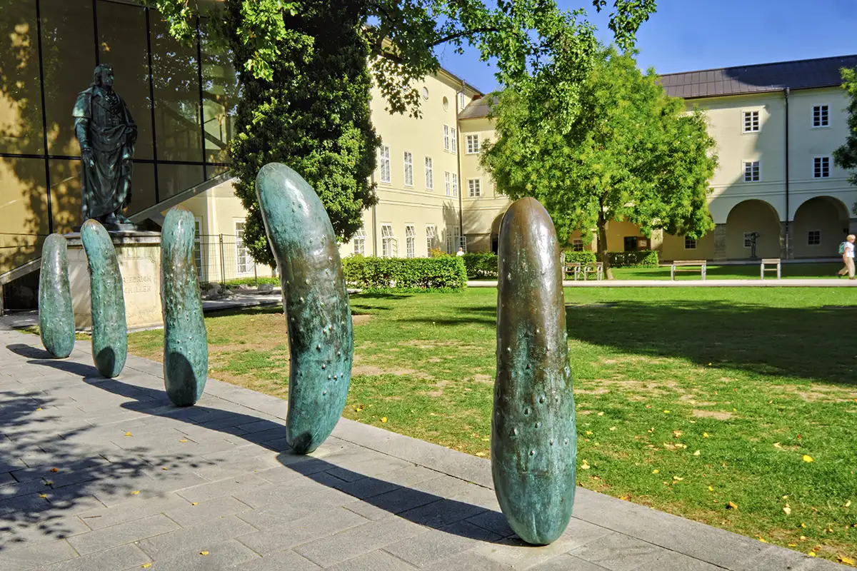 Walk of Modern Art - Gurken (Cetrioli) di Erwin Wurm nei giardini Furtwängler (2011) walk of modern art salisburgo, cosa vedere a salisburgo, sculture salisburgo, salisburgo itinerario a piedi