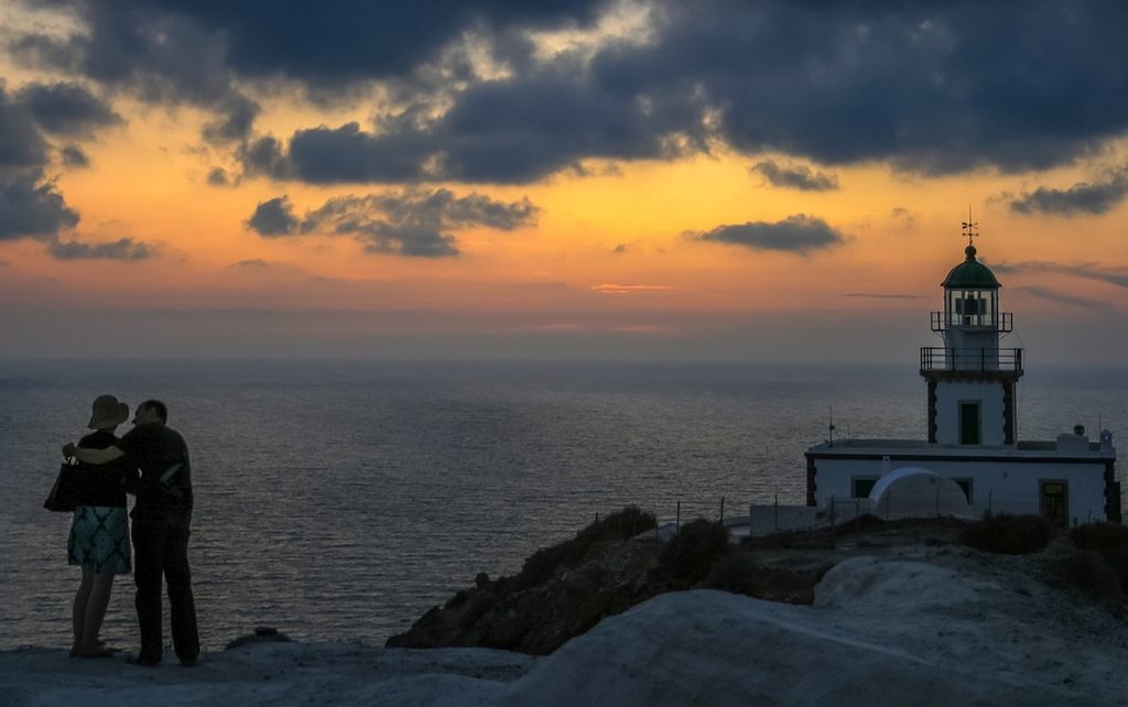 Tramonti a Santorini: i posti più belli dove vedere il sole scendere sul mare 5 Faro di Akrotiri al tramonto a Santorini