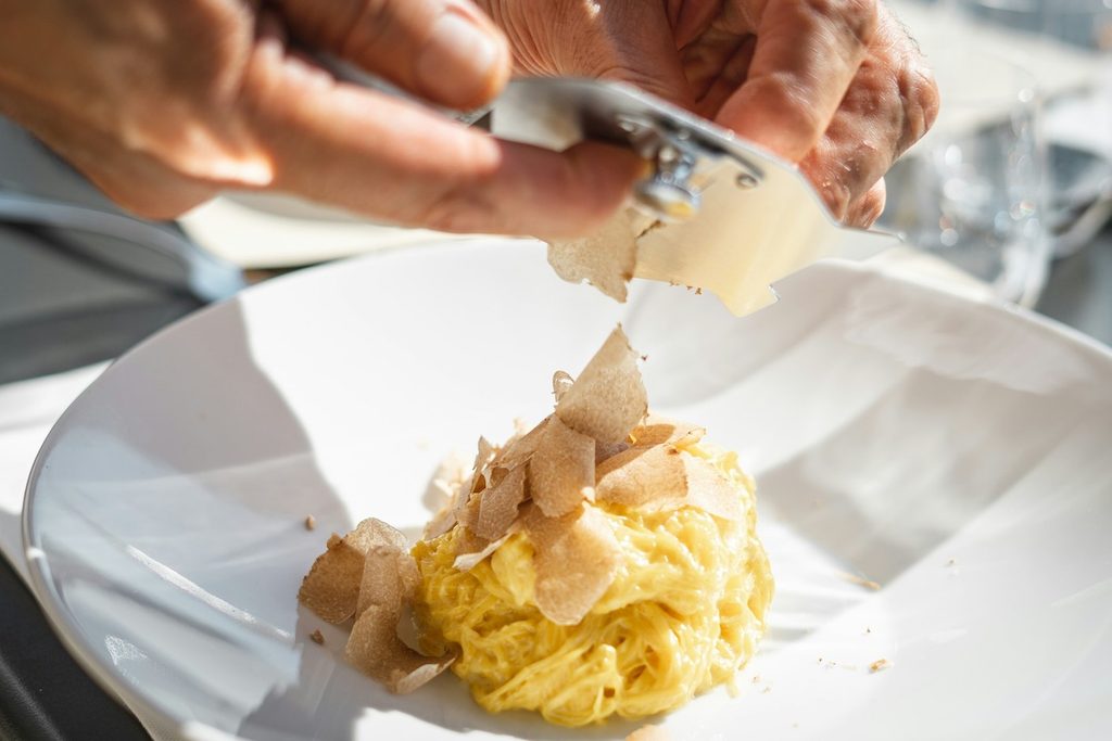 Vacanze nelle Langhe: borghi, vigneti e piatti tipici da scoprire 4 Tajarin con tartufo bianco tra i piatti tipici delle Langhe