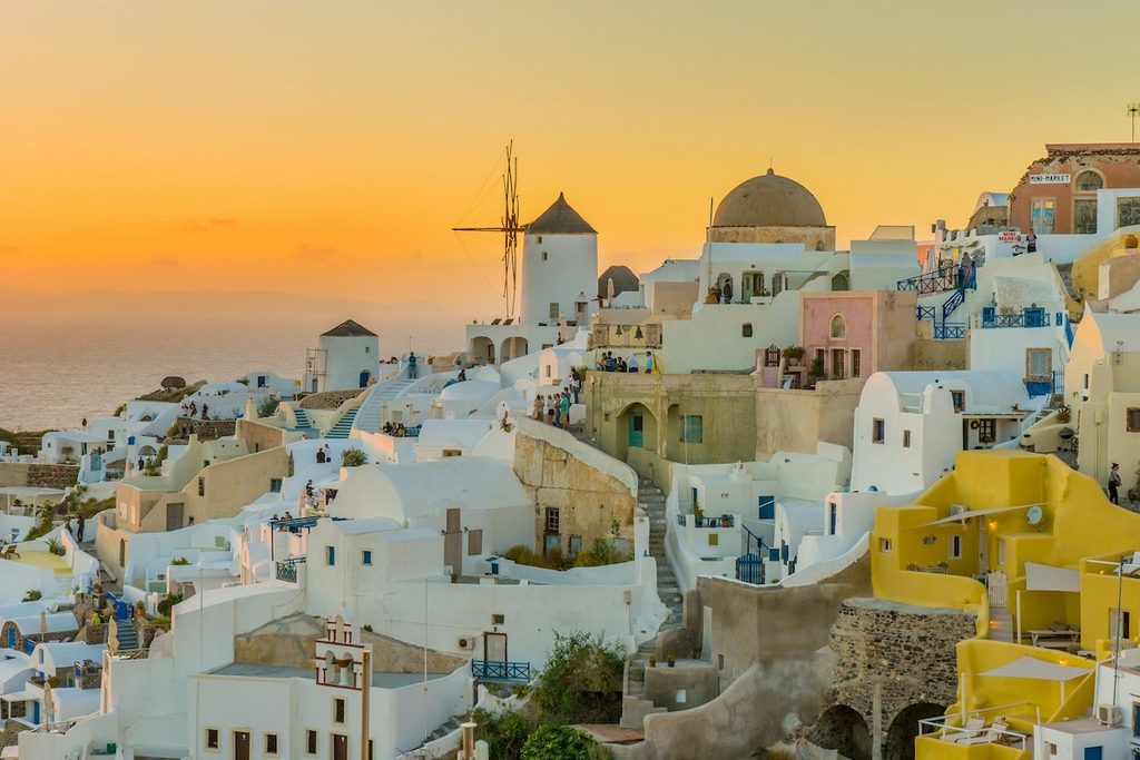 Tramonti a Santorini: i posti più belli dove vedere il sole scendere sul mare 2 Tramonto a Oia con mulino e case bianche di Santorini