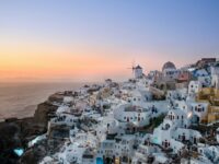 Home 19 Tramonto a Santorini su un villaggio affacciato sulla scogliera