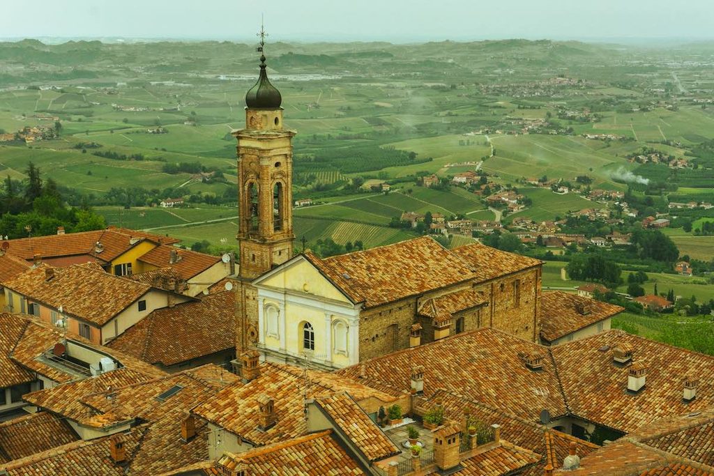 Vacanze nelle Langhe: borghi, vigneti e piatti tipici da scoprire 2 La Morra con vista sulle colline e sui vigneti delle Langhe